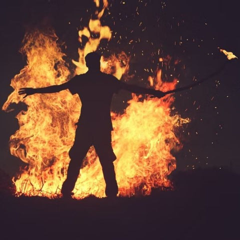 homme en feu devant le feu