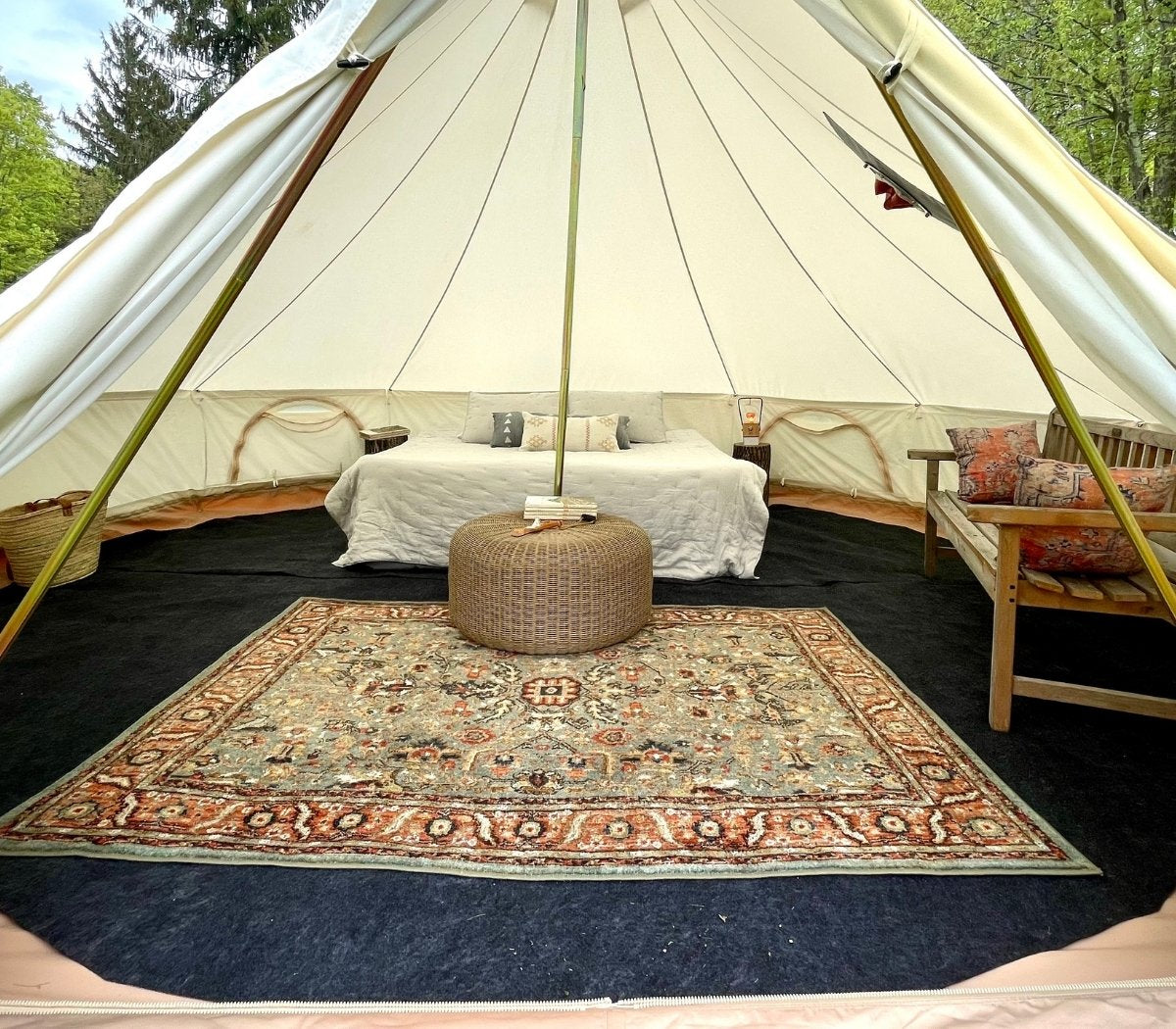 une tente cloche en toile qui comprend un tapis de protection pour tente cloche et un tapis décoratif par-dessus
