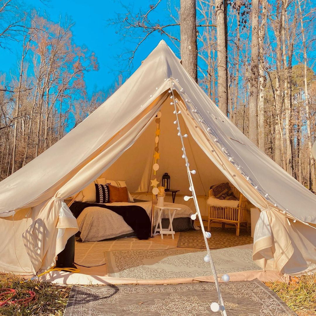 L'intérieur d'une tente de glamping en toile décorée