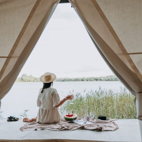 femmes glamping dans une tente murale sur le lac