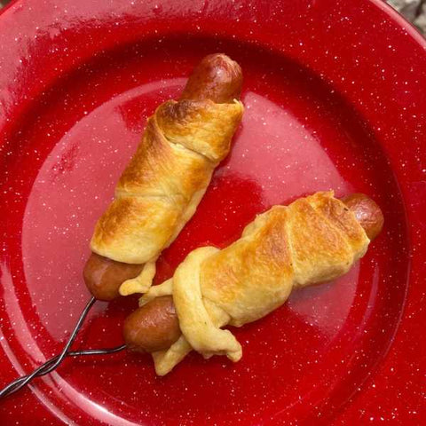 hot dogs sur un repas de camping en bâton