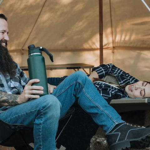 couple dans une tente glamping