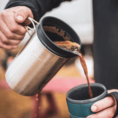 cafetera de prensa francesa sirviendo café camping