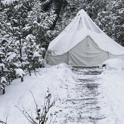 tente de chasse en toile dans la neige