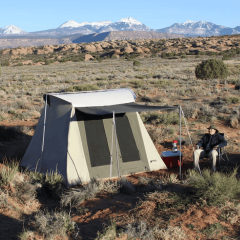 tienda de campaña de lona con arco flexible en el desierto