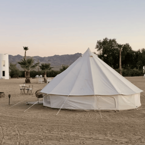 Tienda de campaña de lona en el desierto