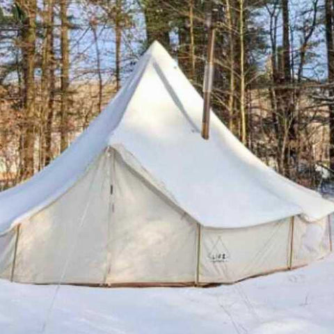 tente de chasse avec poêle dans la neige