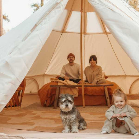 famille en tente de camping avec chien