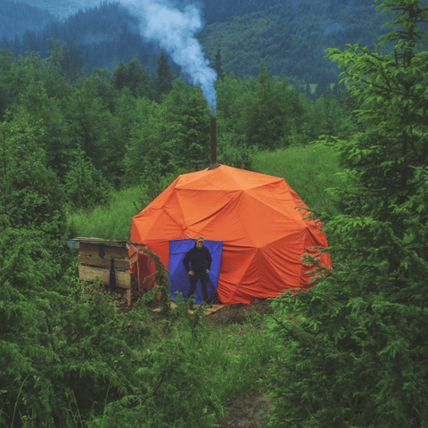 tente de camping dôme dans la forêt