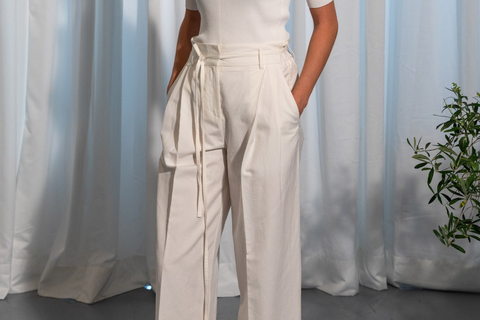 woman wearing white oversized pants