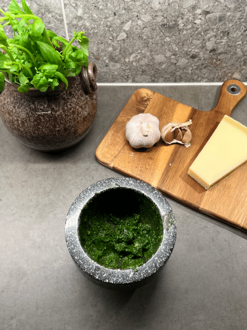 Recept på hemmagjord pesto - mortla ingredienser och kryddor