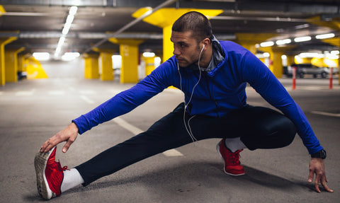 Ein Mann dehnt sich vor dem Joggen