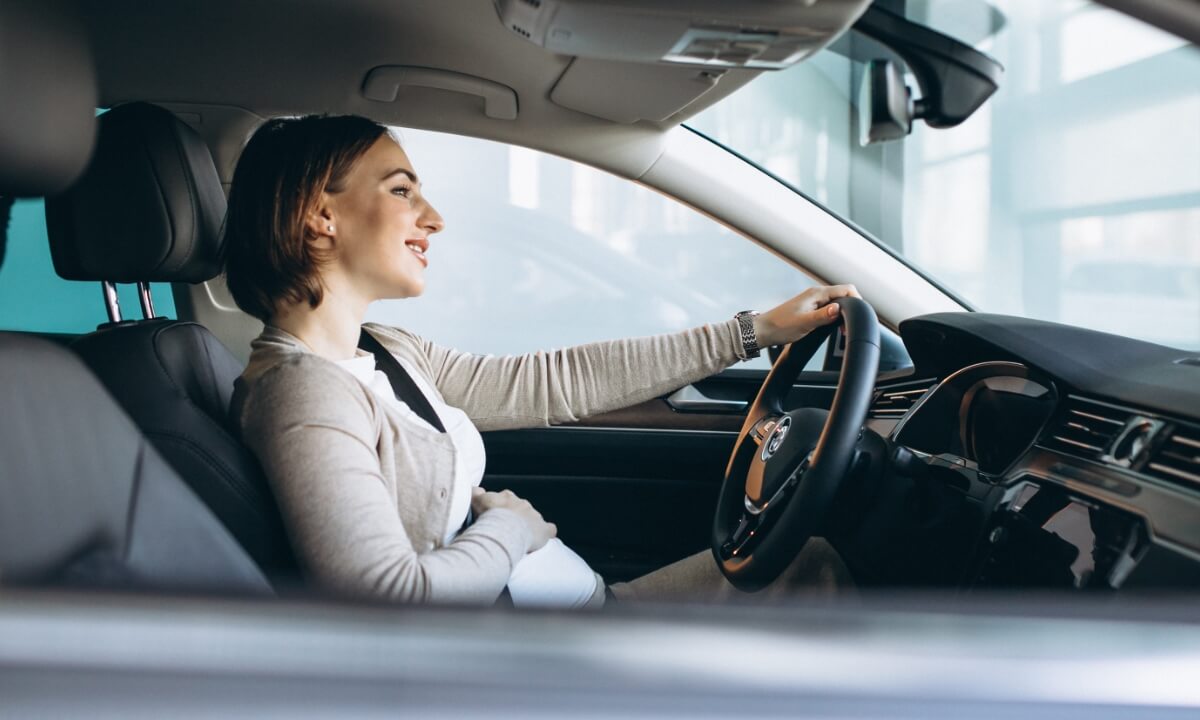 young-pregnant-woman-driving-car