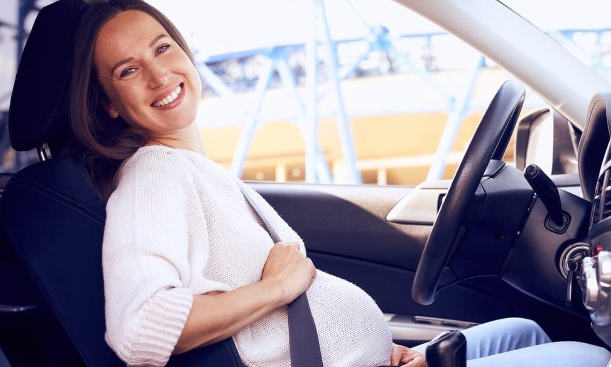 young-pregnant-woman-driving-car