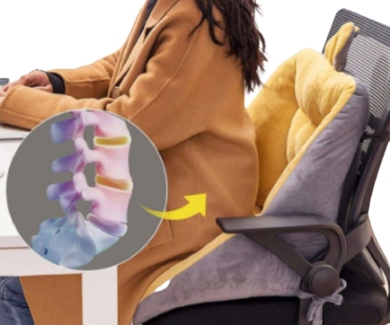 foto de uma mulher sentada em uma cadeira com a almofada icomfort da loja palu inovações na foto há um ampliação mostrando como a coluna lombar e vertical está de maneira confortável