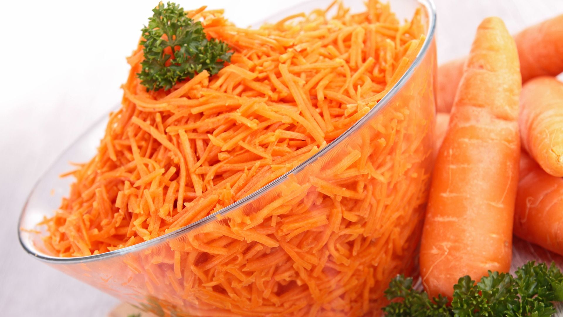 Raper les carottes manuellement avec boite a rape ou couteau julienne -  Cuisine Culinaire