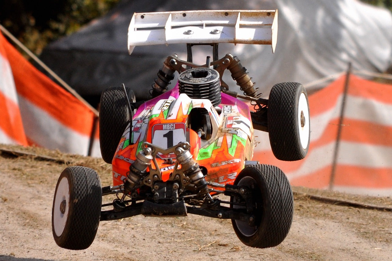 Buggy_RC_en_pleine_cascade_1296x.jpg