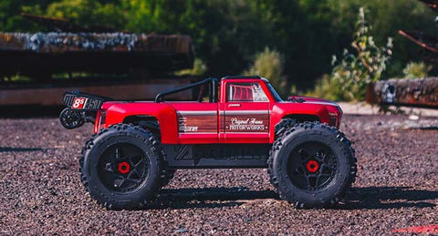 Traxxas rouge sur un terrain non goudronné 