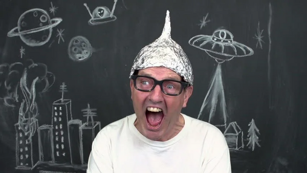 Un homme qui crie avec un chapeau en aluminium sur la tête