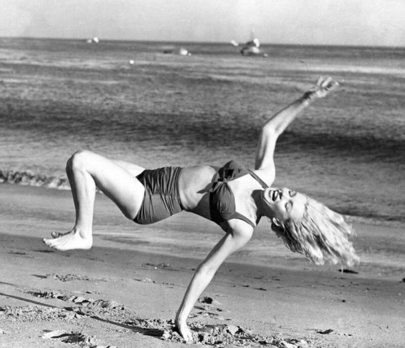 Marilyn Monroe joue à la plage