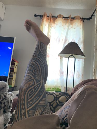 blackwork thigh tattoo