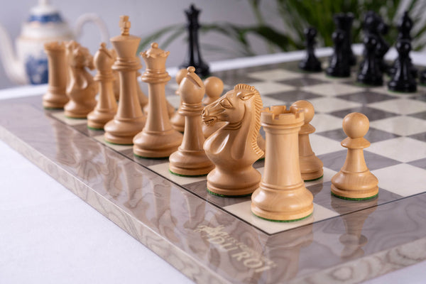 Pièces d'échecs blanches sculptées à la main
