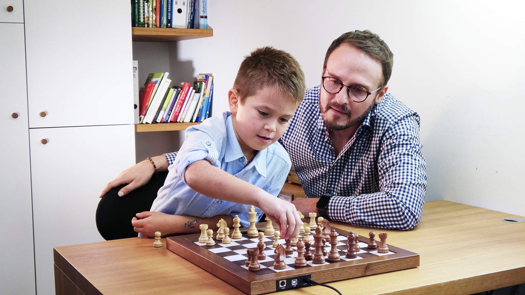 Père et fils jouant aux échecs
