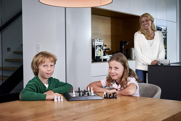 Enfants jouant aux échecs