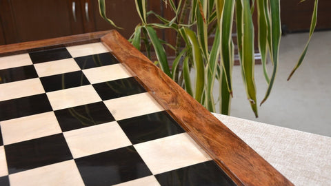 Echiquier Noir et Blanc en Bois sur Table