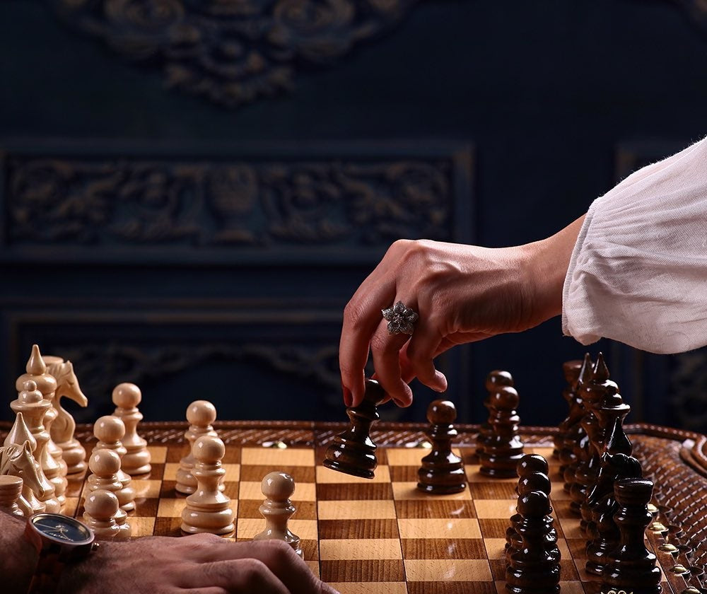 échiquier de luxe pendant une partie d'échecs
