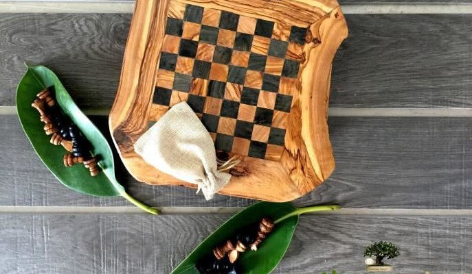 échiquier et son jeu d'échecs en bois d'olivier