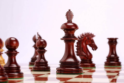 pièces d'échecs coloniales