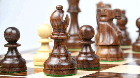 Schachfiguren aus holz Modern schachbrett