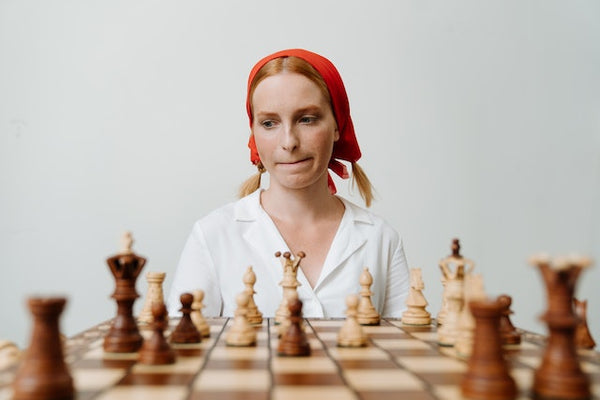 Femme avec pièces d'échecs