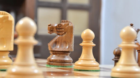 Schachfiguren aus Holz handgeschnitzt