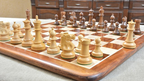 Schachfiguren aus Holz handgeschnitzt schachbrett