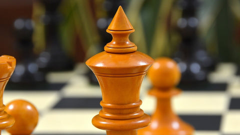 klassische-schachfiguren mit schachbrett