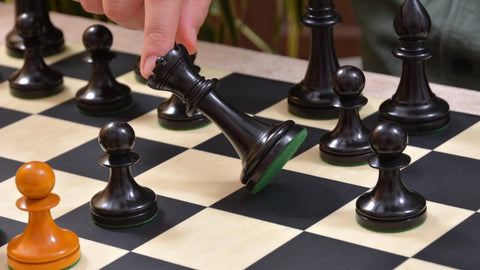 klassische-schachfiguren schachbrett