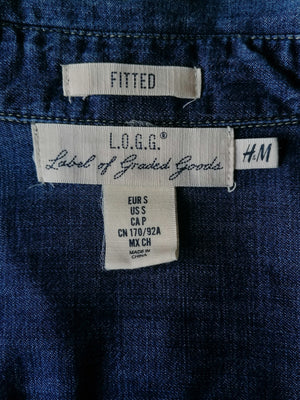 H&M L.O.G.G. Jeans / chemise en jean avec goujons de presse. Taille S. ajustée.