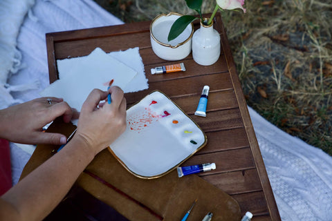 Artist using watercolor palette made from porcelain