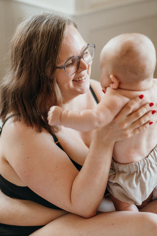 thoughts of september Still Bralette Mama mit Baby