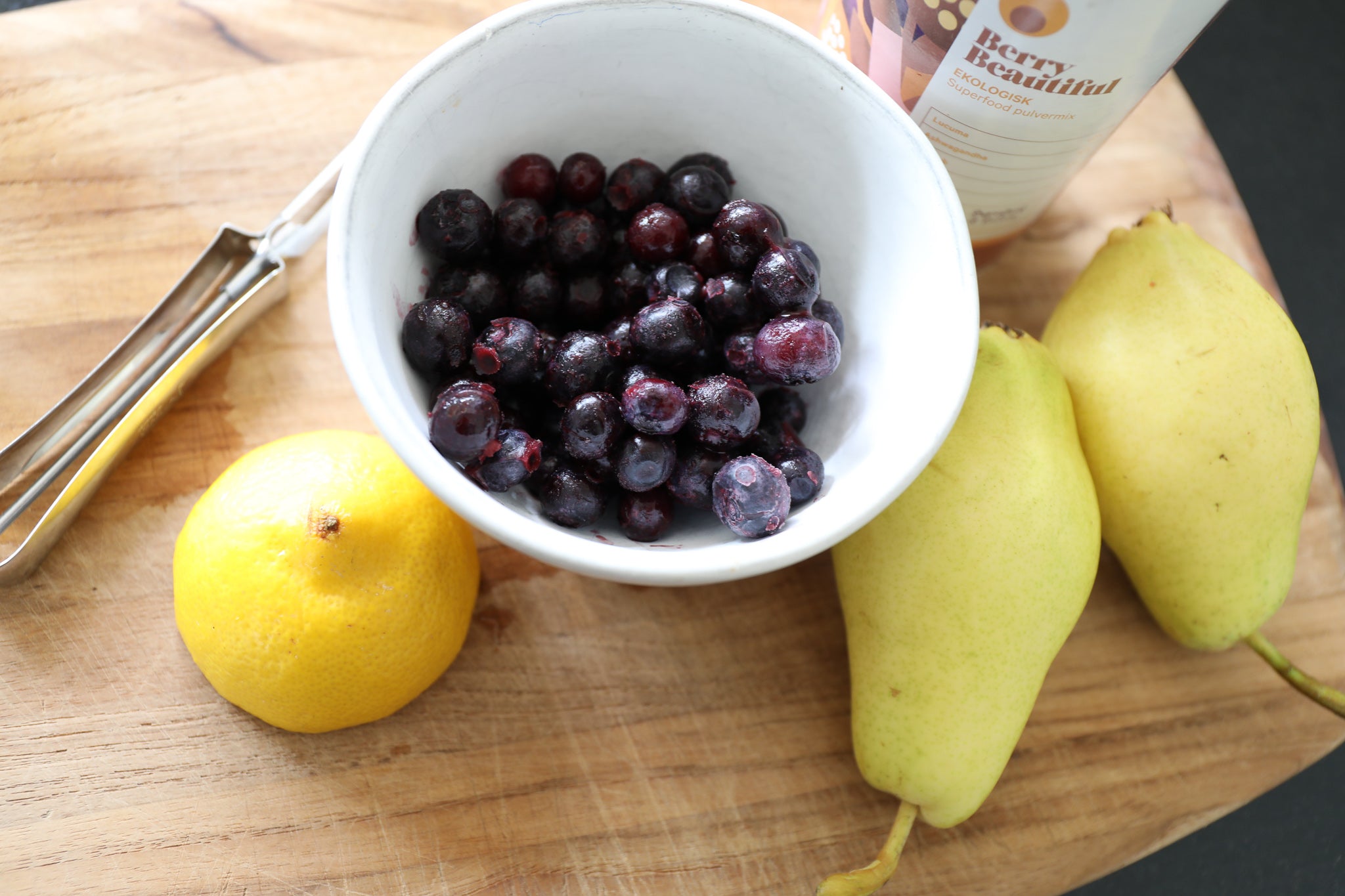 Mustikka & päärynä smoothie, syksyn hedelmiä – Superfood & Berries