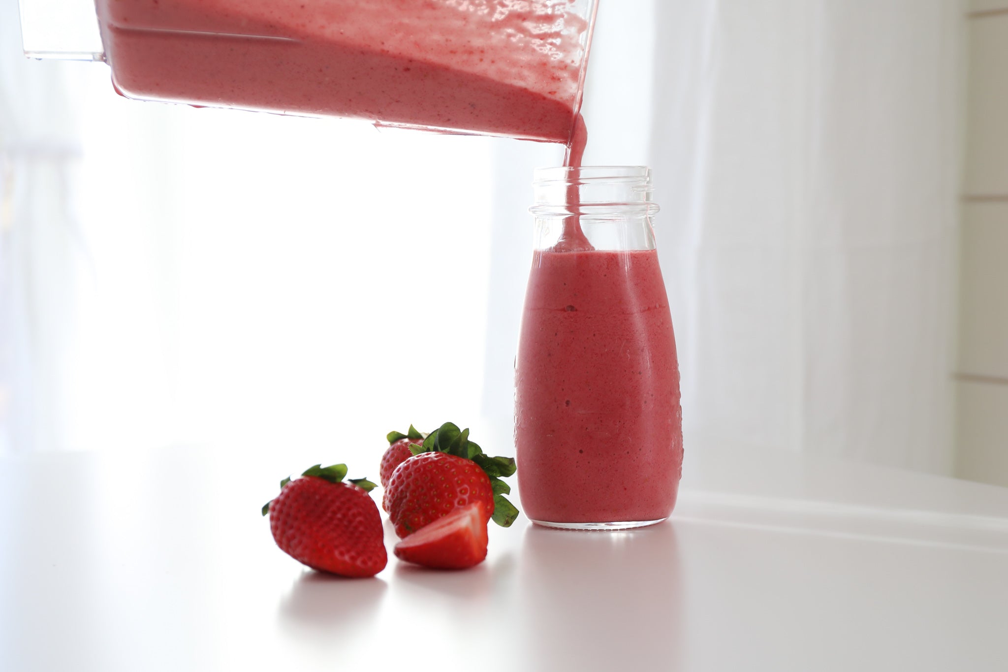 Röd smoothie med Hormone Harmony för bättre sömn – Superfood & Berries