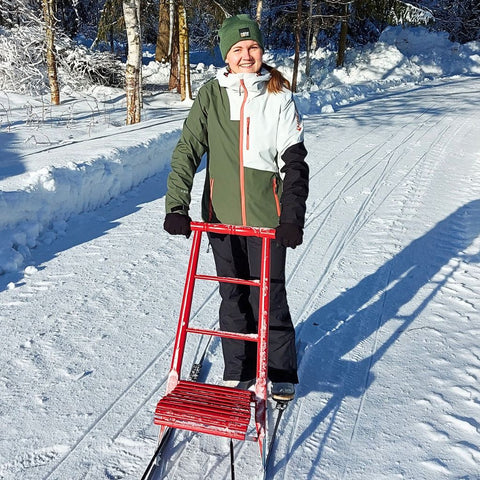 Chillamon kauppias Meri Halmetoja potkurin kanssa ulkona