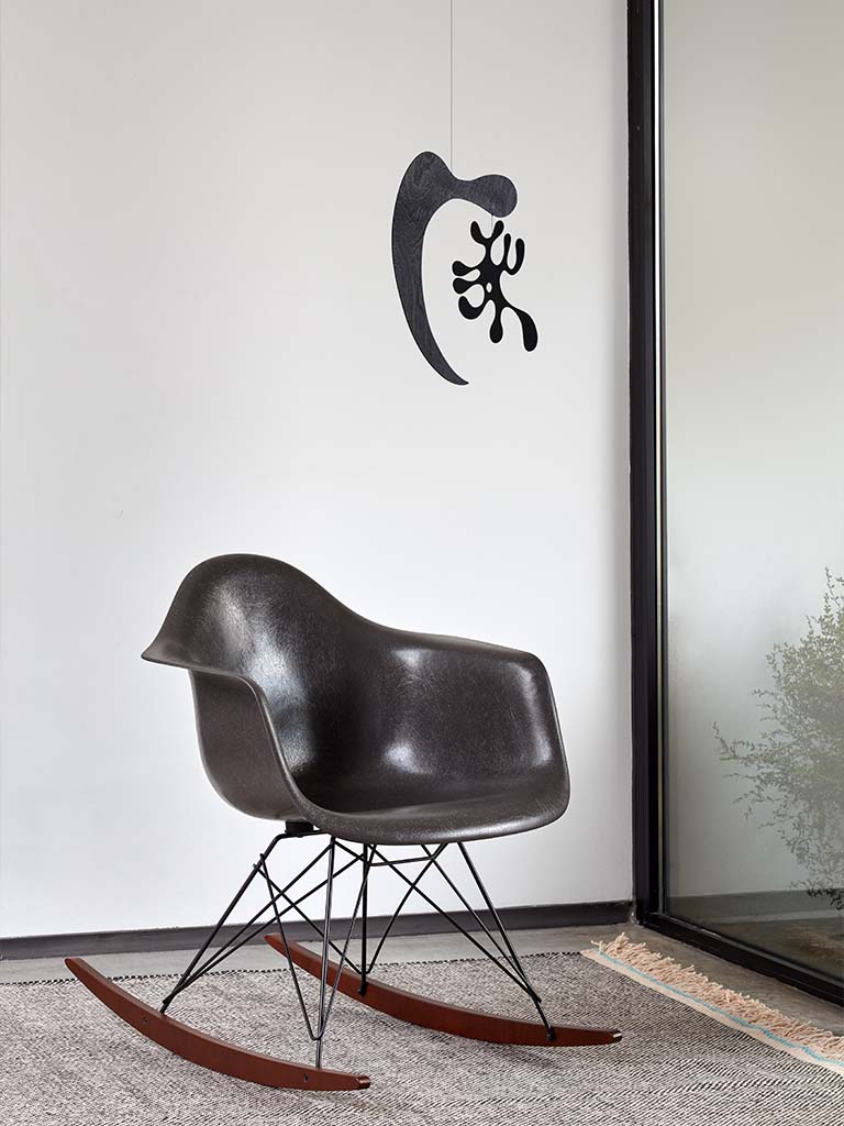 Vitra Eames schommelstoel bekleed Warm Grey – HelloChair