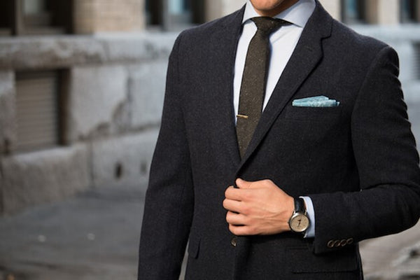 Can a suit be paired with jeans? How to dress better?