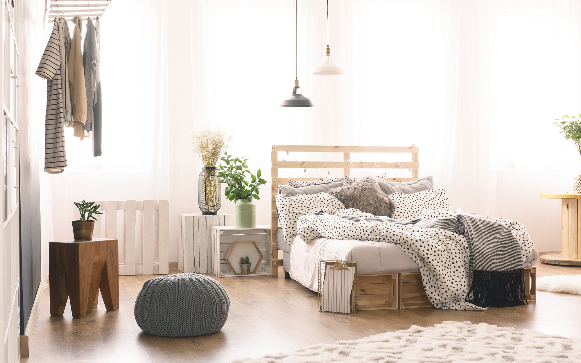Sypialnia wykonana niewielkim kosztem z użyciem drewnianych pudełek i palet