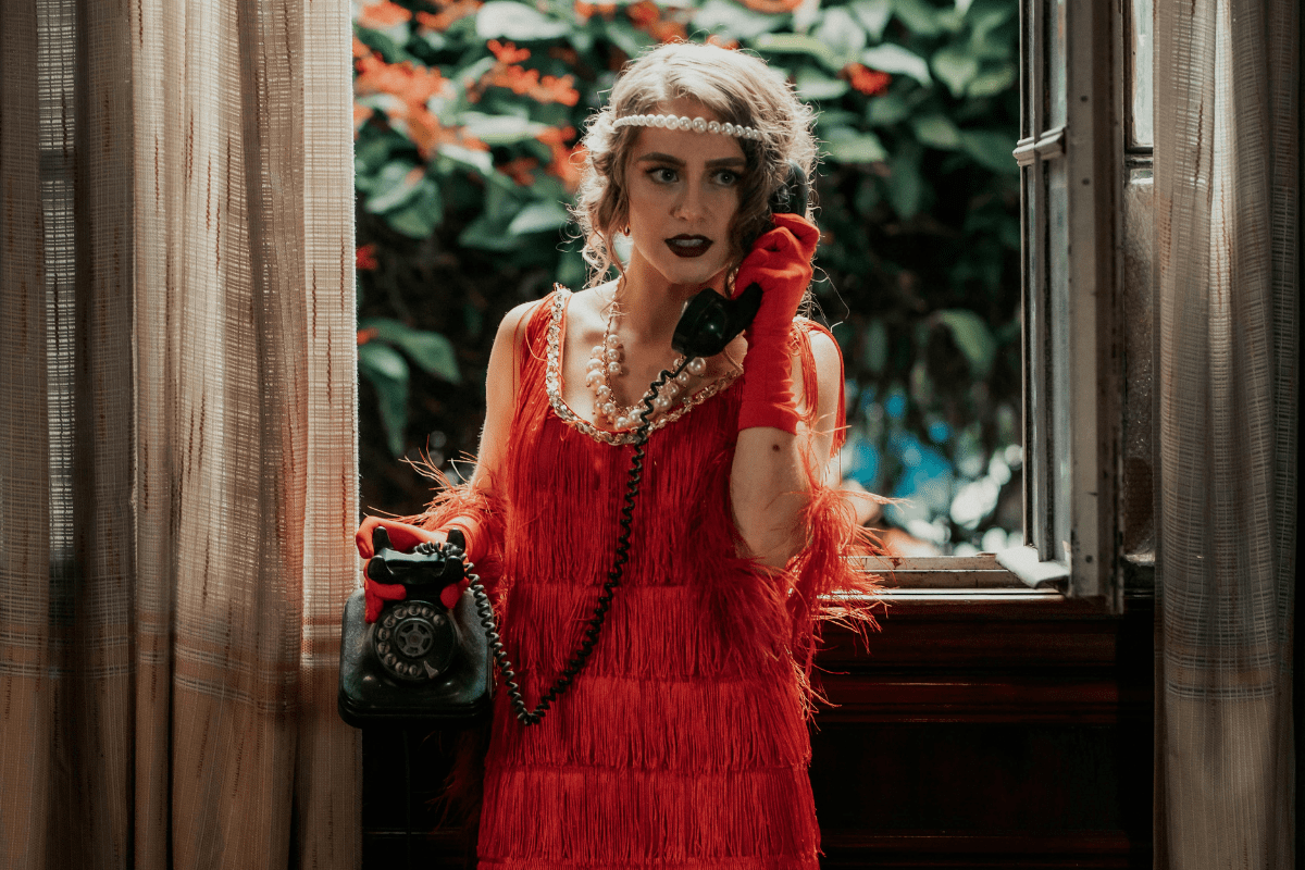 Robe Charleston à franges rouge et noir - Modèle dansant années folles pour déguisement ou soirée à thème