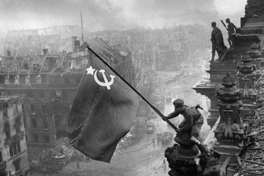 Raising the USSR Flag over the Reichstag. Image Credit: Yevgeny Khaldei