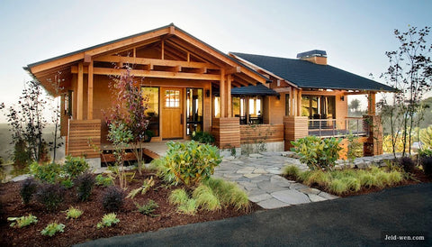 Extérieur d'artisan moderne avec poutres en bois et porte en bois d'artisan